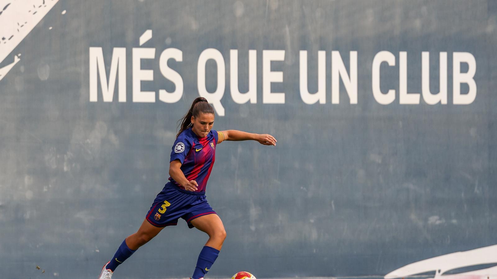 Adriana Ranera in an action with Barça B