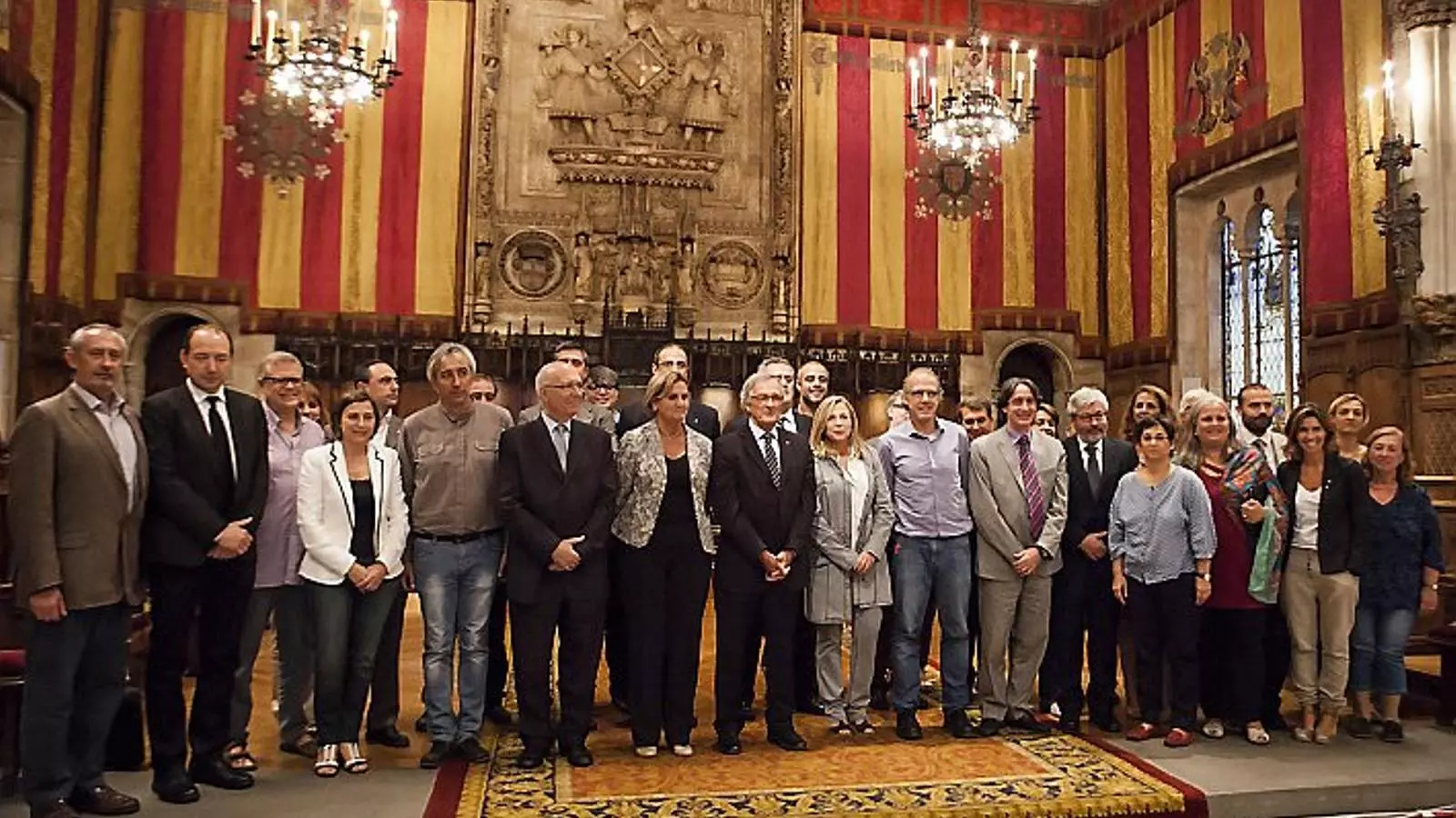 A FAVOR DE LA CONSULTA Els partits que van votar a favor de la moció per la consulta del 9 de novembre (CiU, ICV-EUiA i Unitat per Barcelona) al Saló de Cent de l’Ajuntament amb representants institucionals que els van donar suport, com la presidenta del Parlament, Núria de Gispert; la vicepresidenta del Govern, Joana Ortega, i la presidenta de l’ANC, Carme Forcadell.