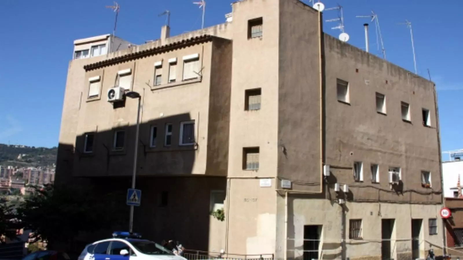 L'edifici desallotjat per risc d'esfondrament del carrer Rosalia de Barcelona / ACN