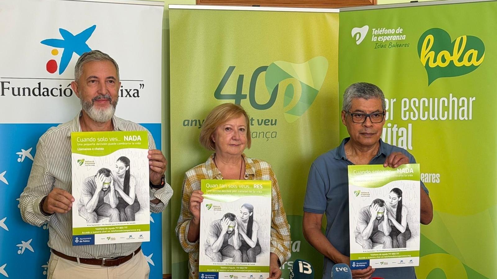 La presidenta del Telèfon de l'Esperança de Balears, María Antonia Mateu, i el portaveu de l'entitat Lino Salas.