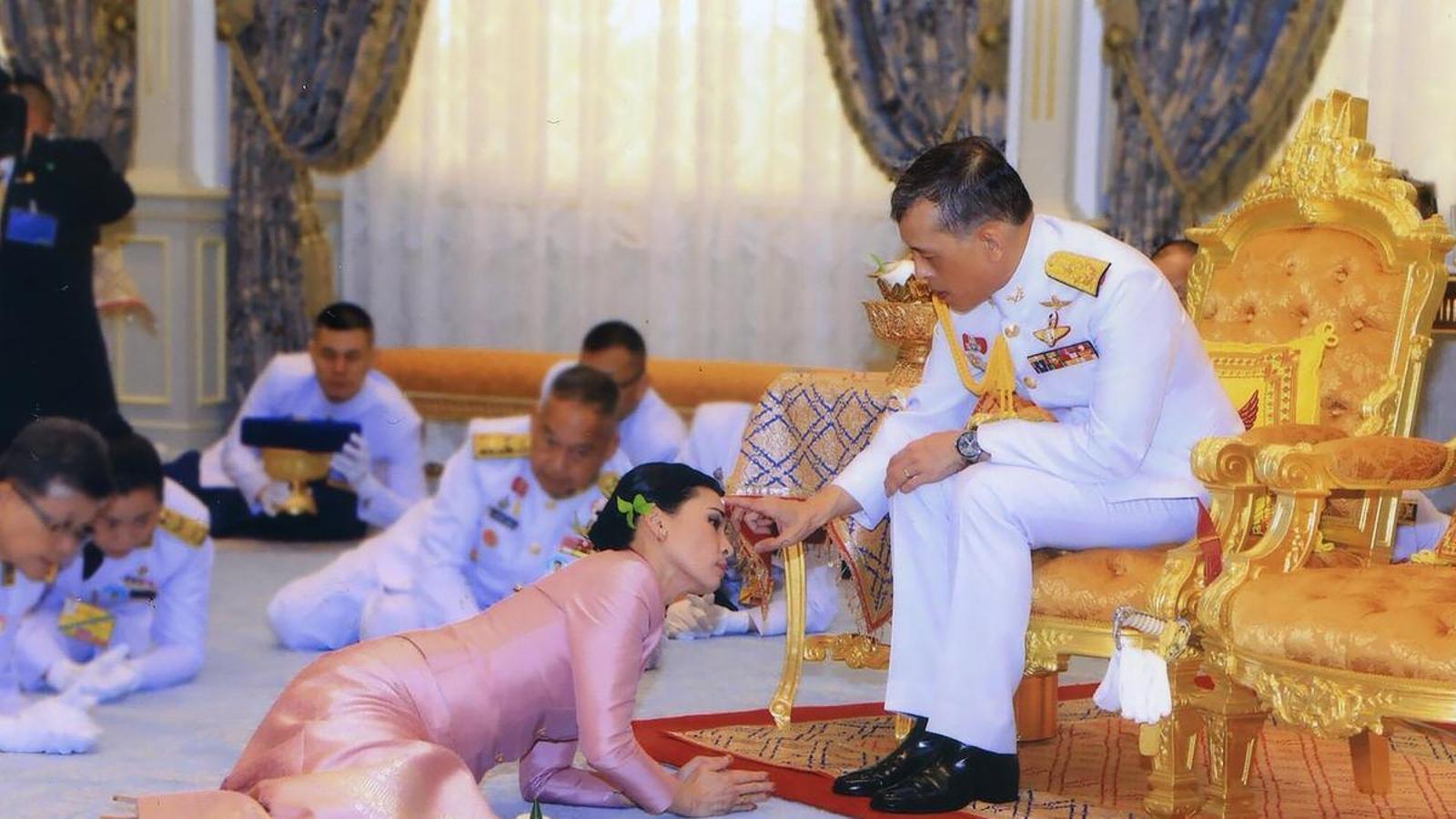 Esta fotografía hecha y publicada por la Oficina de la Casa Real Tailandesa el 1 de mayo de 2019 muestra al rey Maha Vajiralongkorn (derecha) y la reina Suthida durante su ceremonia de boda en Bangkok.