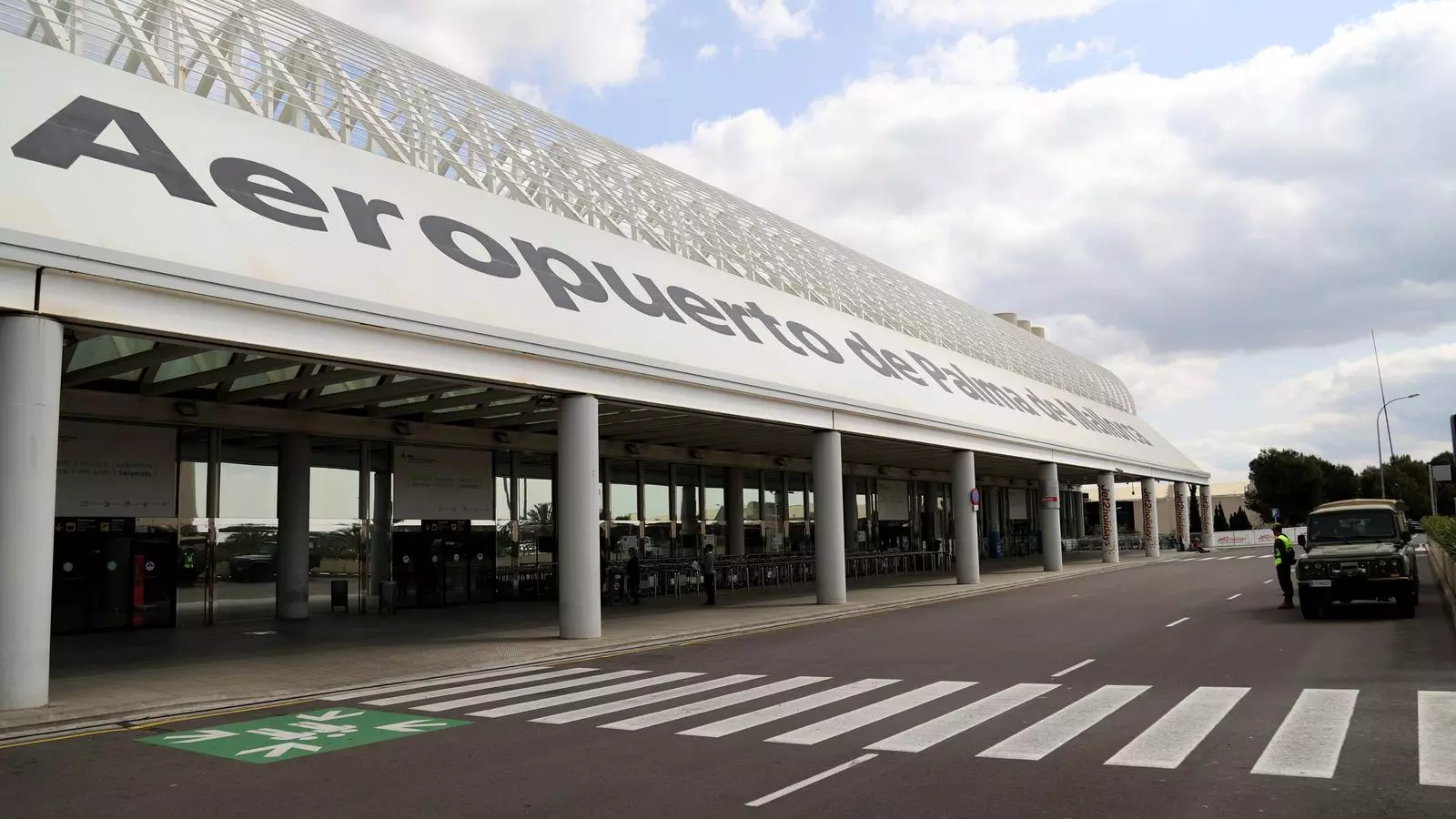 Exterior de la terminal de sortides de Son Sant Joan.