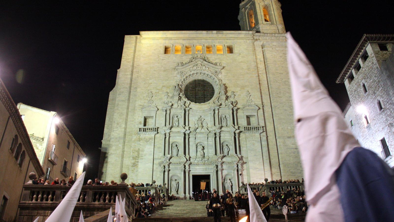 Les vestes passant per davant de la Catedral / ACN