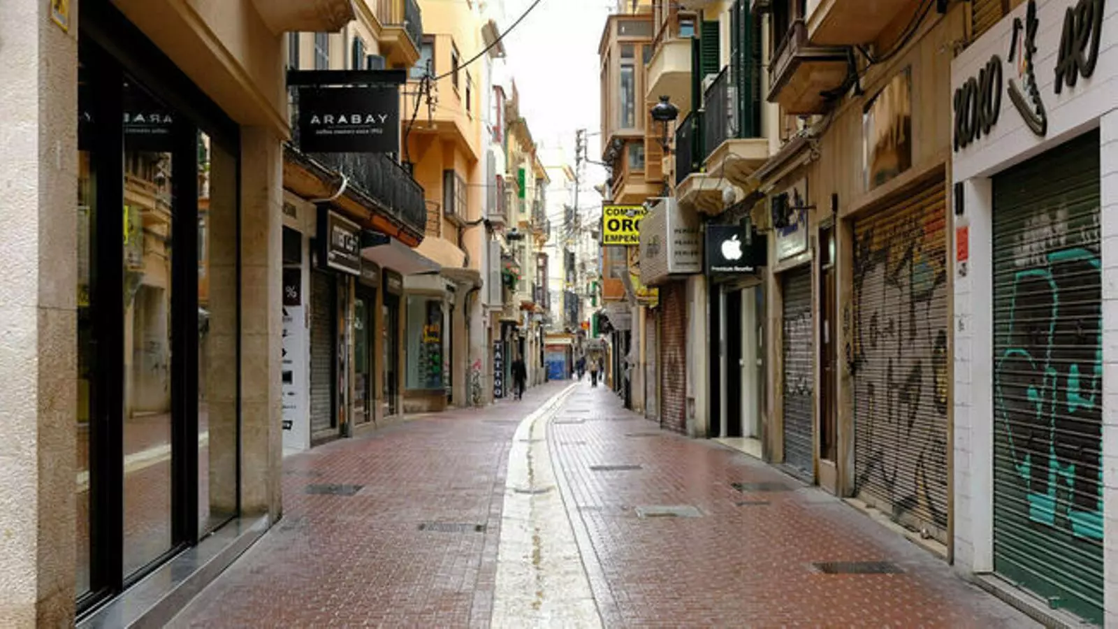 Un dels carrers comercials de Palma amb totes les botigues tancades