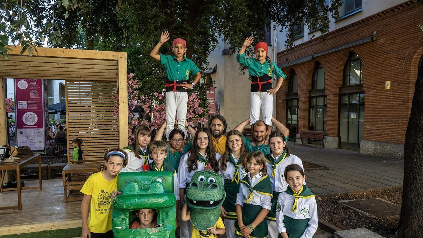 The popular culture groups from the eyes of the boys and girls who participate in popular culture groups: giants, human tower builders, stick dancers.