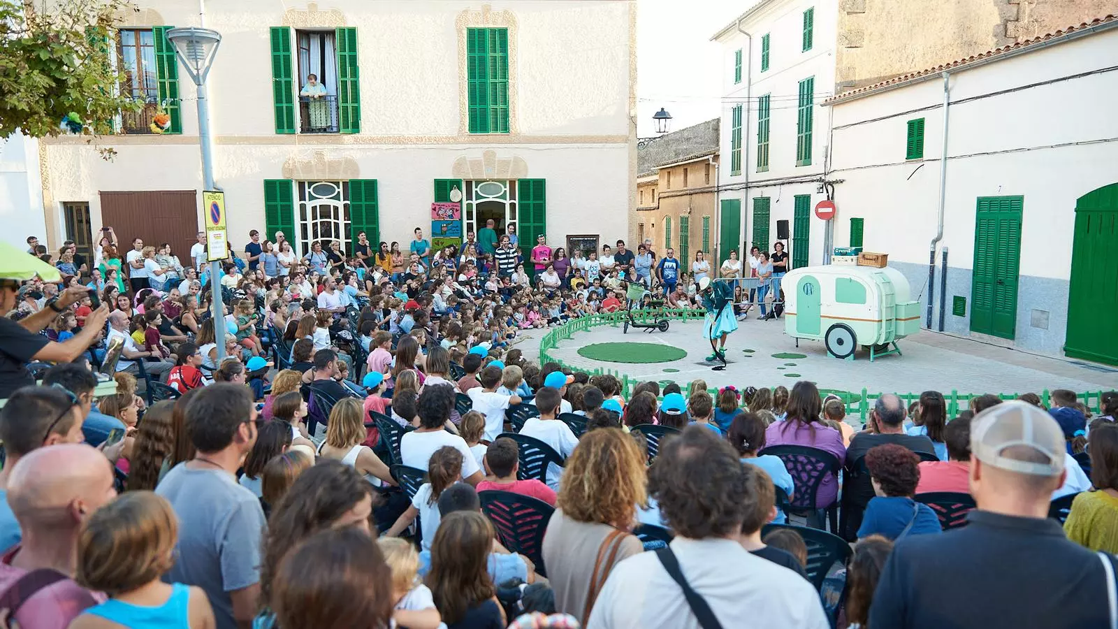 Petits i grans presencien un dels espectacles representats a la FIET 2022.