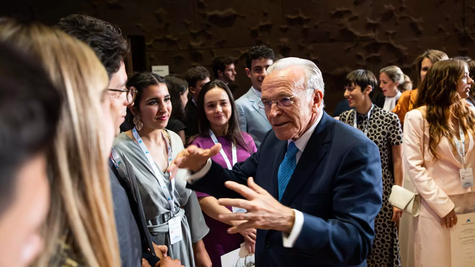 El president de la Fundació "la Caixa", Isidre Fainé, conversant distesament amb un grup d'estudiants becats