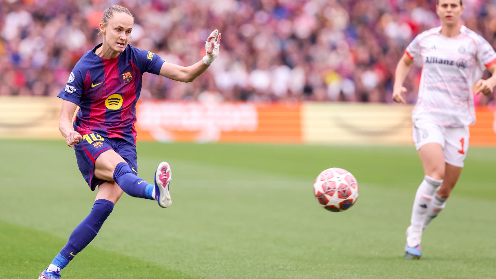 Graham Hansen placing a ball in the Bayern Munich area.