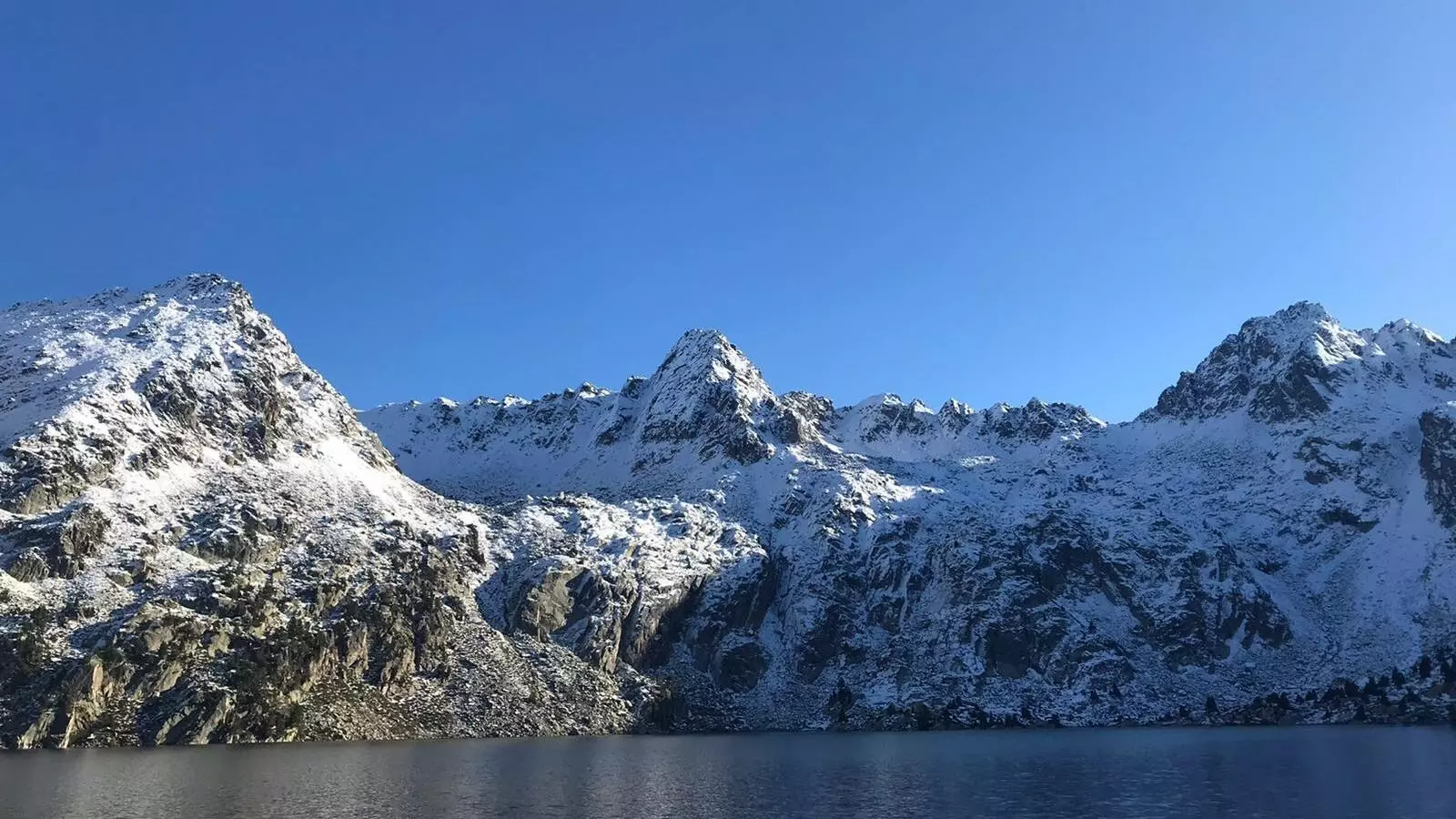 Els cims de l'entorn de l'estany Negre (el Pallars Sobirà) nevats, amb el cel completament serè, ahir a la tarda