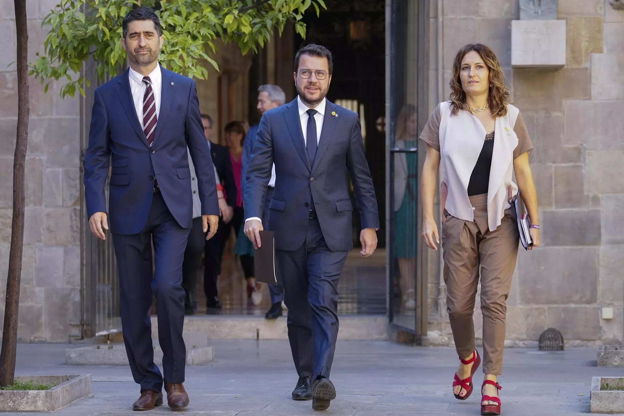 El vicepresident Jordi Puigneró, el president Pere Aragonès i la consellera Laura Vilagrà dirigint-se a la reunió del consell executiu.