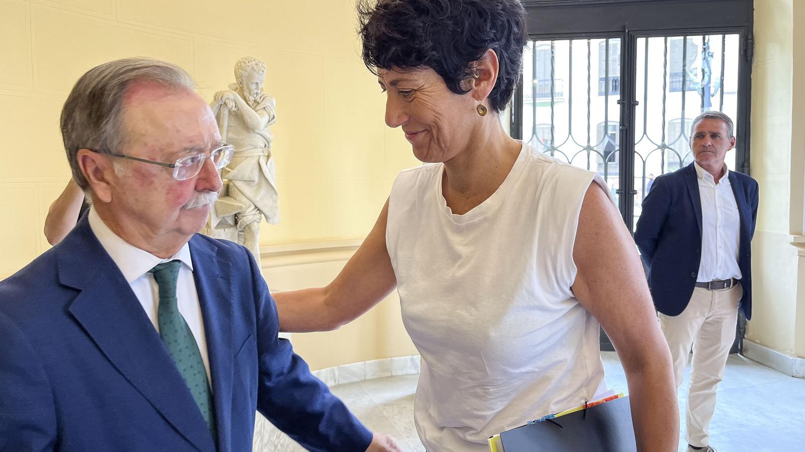 El presidente de Ceuta, Juan Jesús Vivas, este lunes con la ministra de Inclusión, Seguridad Social y Migraciones y portavoz del Gobierno, Elma Saiz.