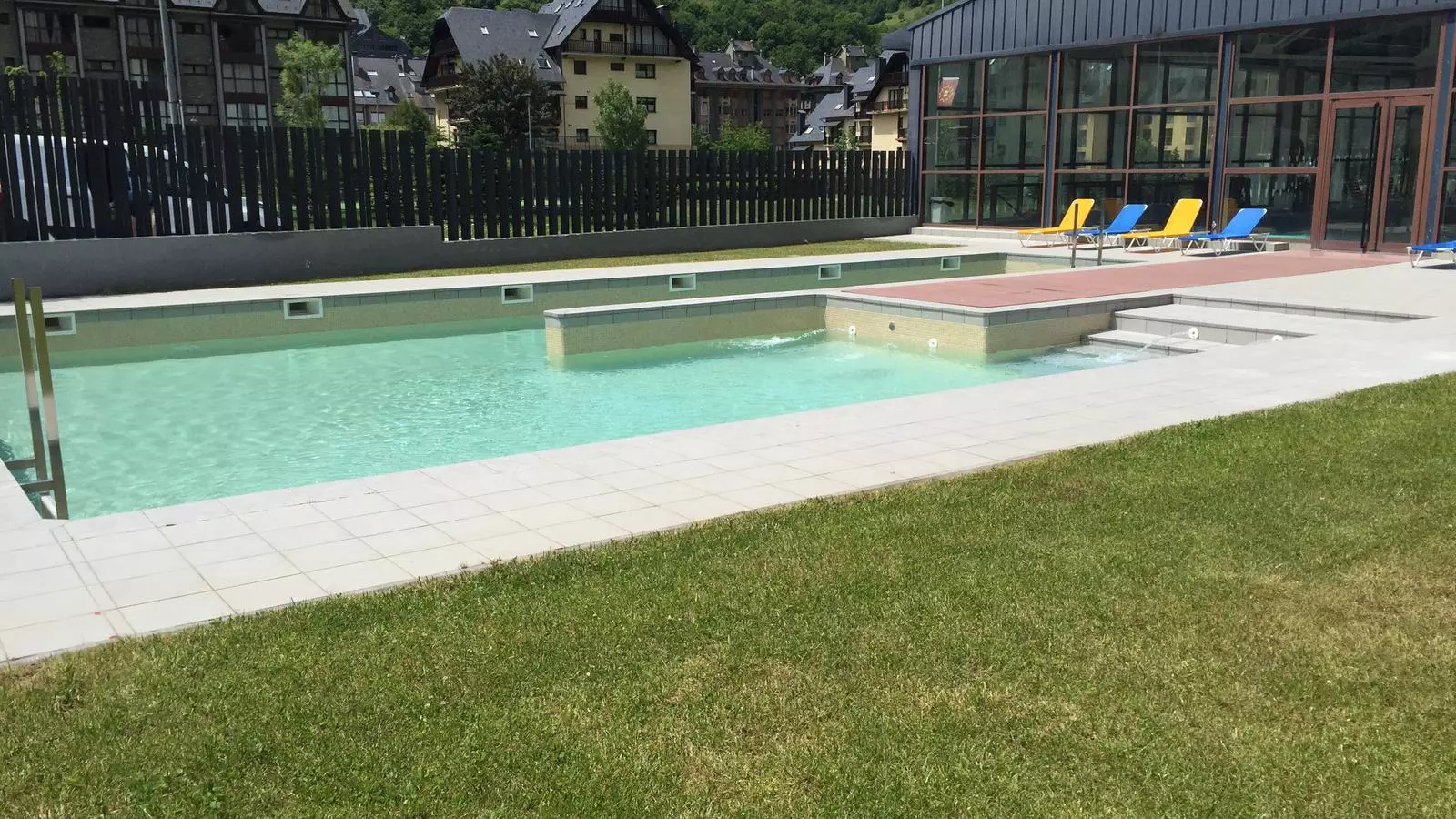 Era piscina exteriora deth Palai de Gèu / AJUNTAMENT DE VIELHA E MIJARAN