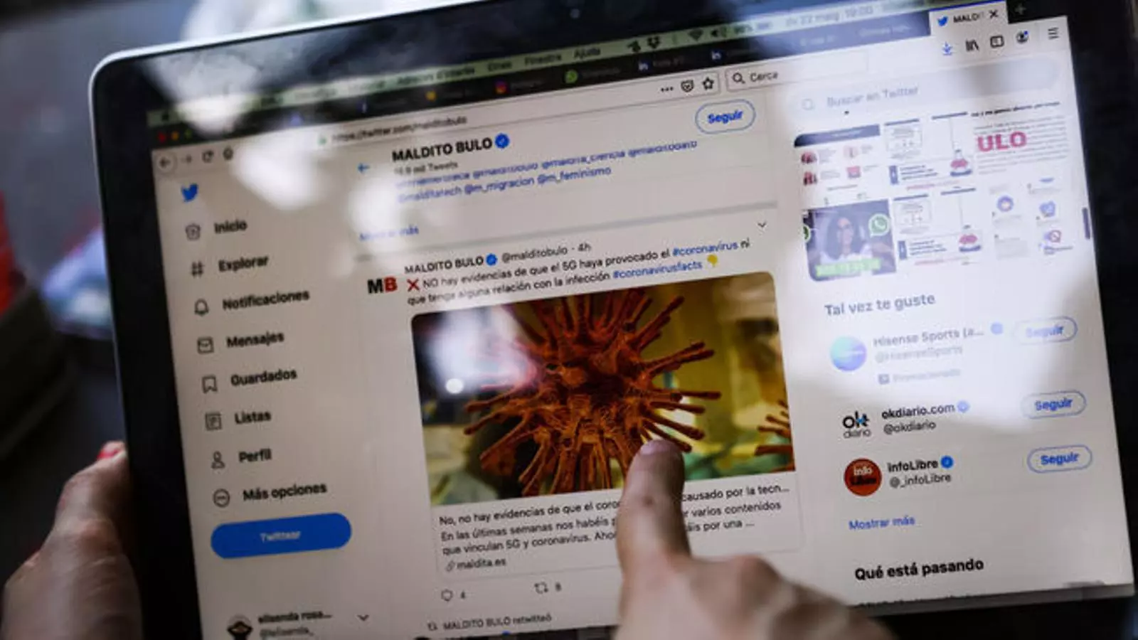 Un usuari de Twitter consultant el perfil de desmentir Fake News Maldito Bulo