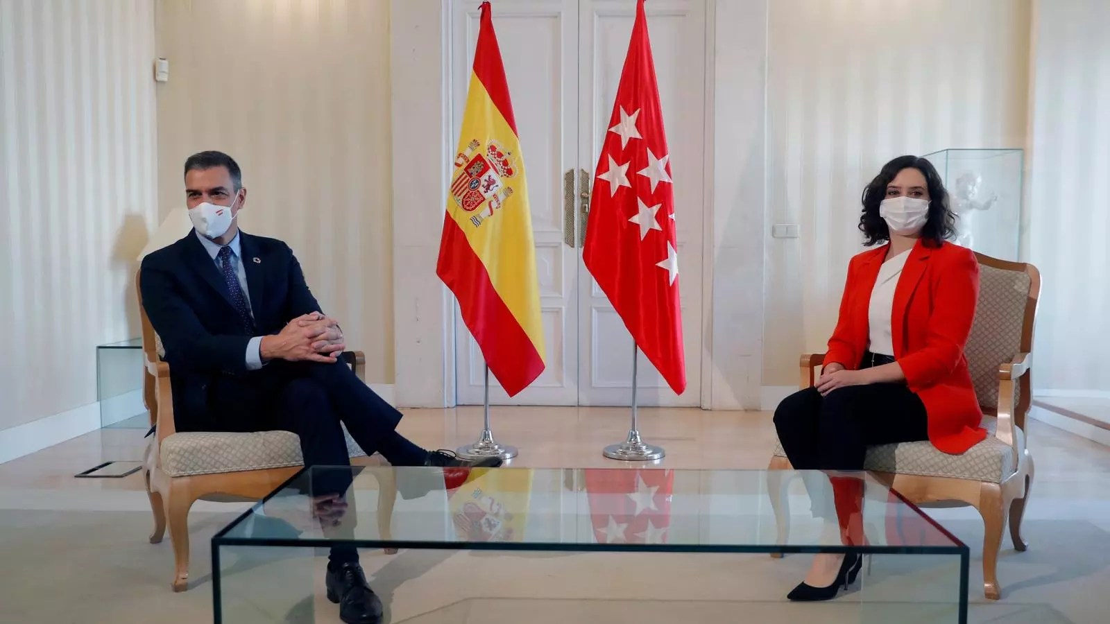 El president espanyol, Pedro Sánchez, i la madrilenya Isabel Díaz Ayuso aquest dilluns reunits a la seu del govern regional.