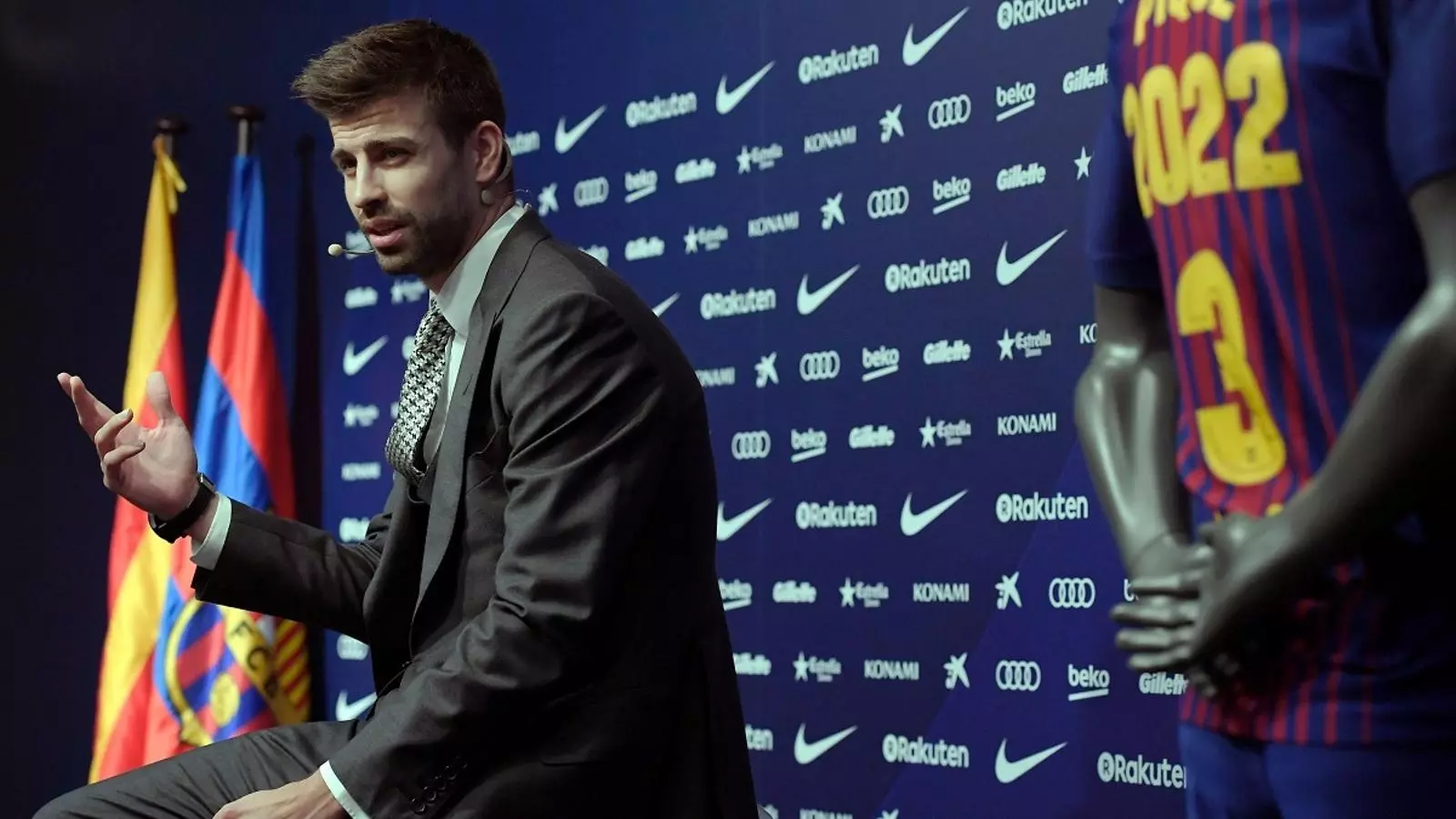 Piqué, durant la roda de premsa després de renovar amb el Barça