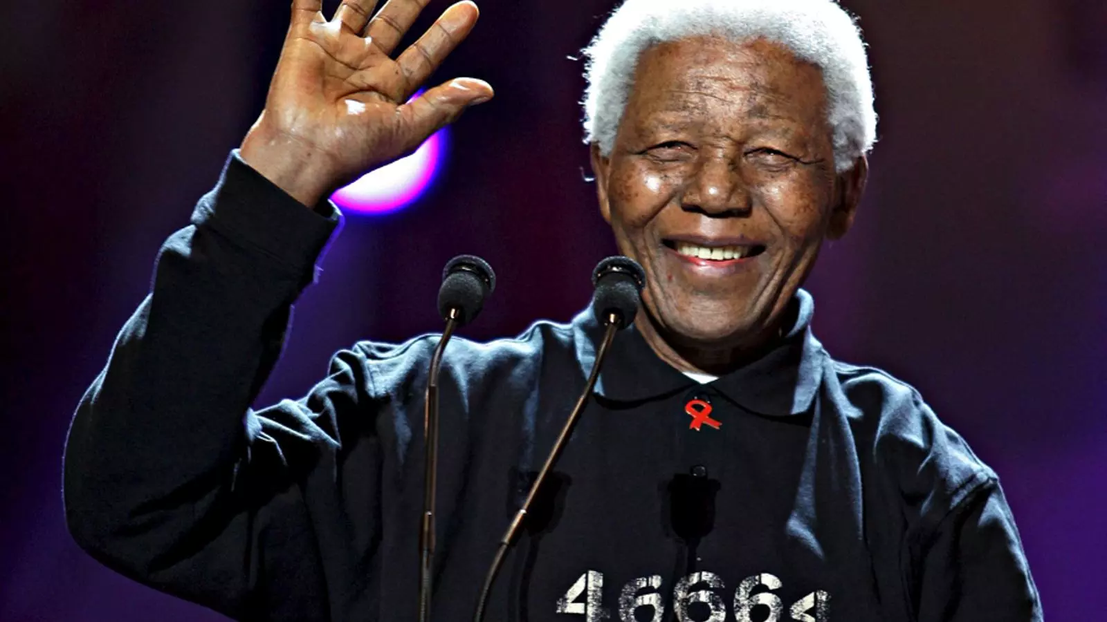 Mandela en un concert contra la pobresa a Johannesburg, el 2005. EFE / Jon Hrusa