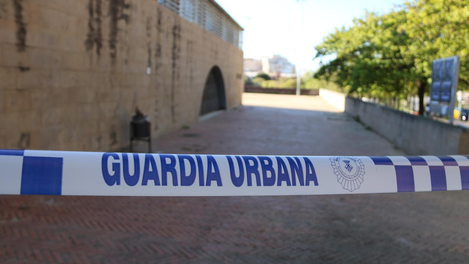 Zona acordonada per la Guàrdia Urbana on ha mort una persona després d'una baralla, a l'Hospitalet de Llobregat.