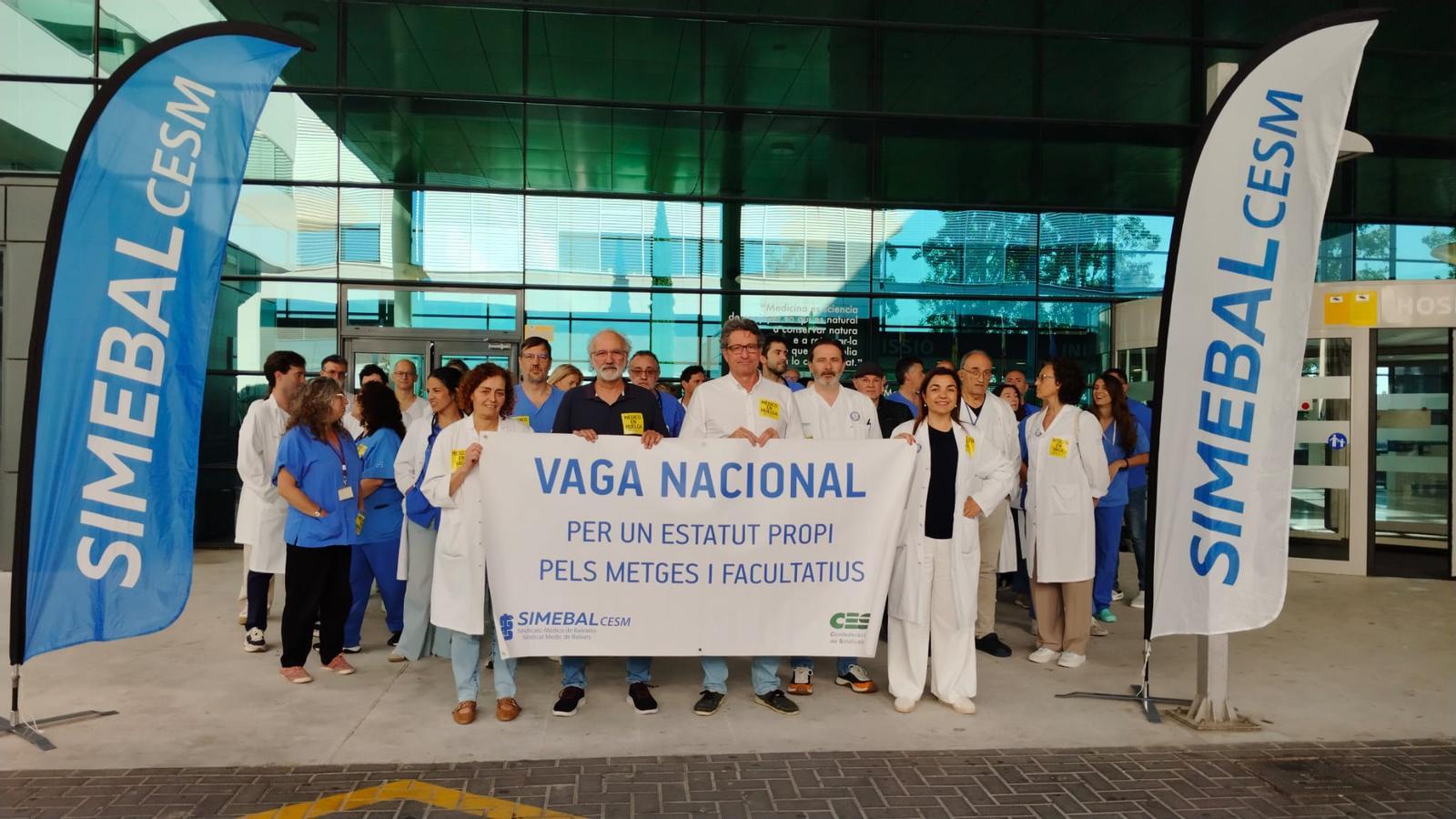 Una trentena de metges es concentren a les portes de l'Hospital de Son Espases.