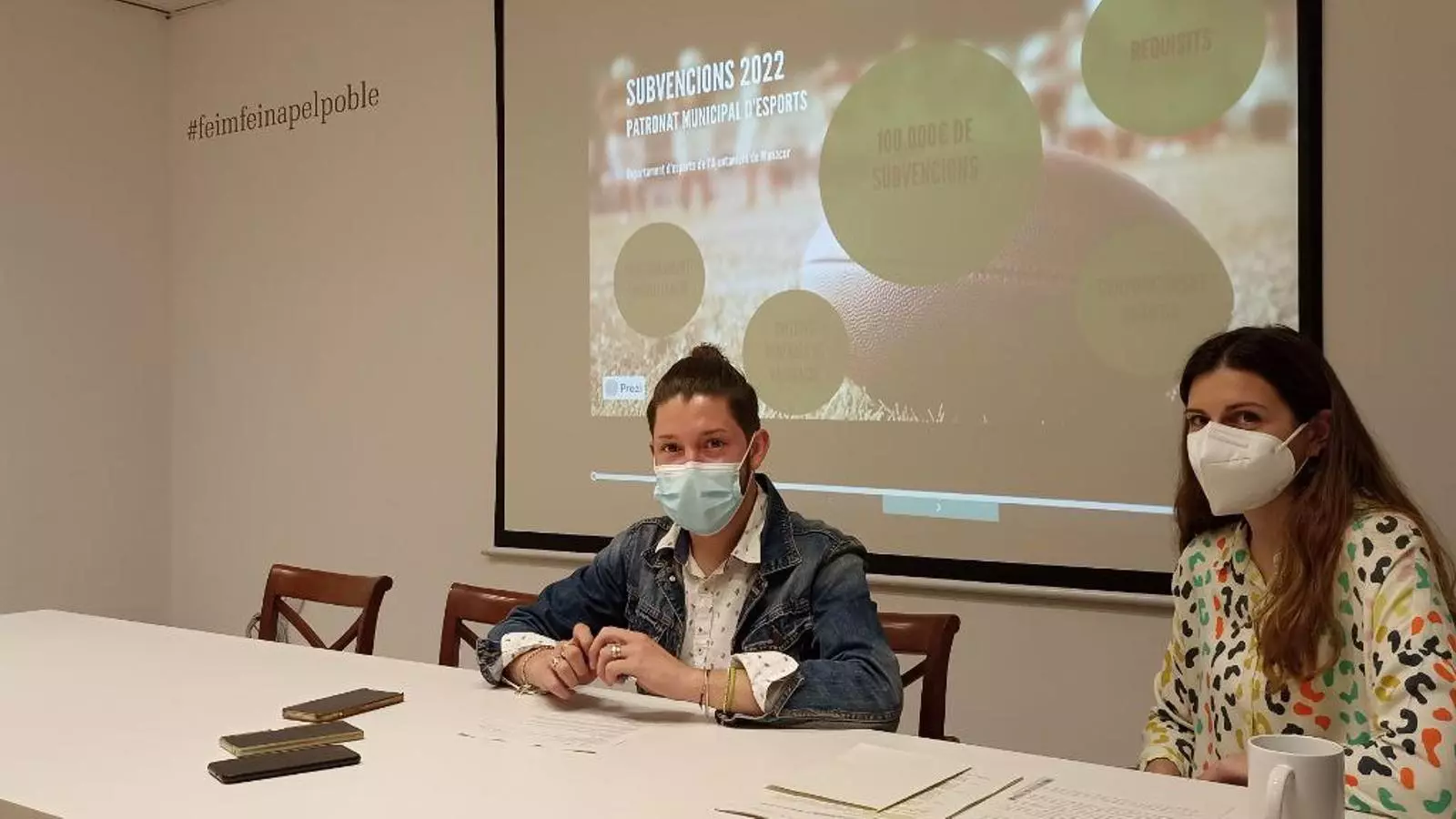El delegat d'Esports, Artur Aguiló, acompanyat de la tècnica d'Esports, Bàrbara Bover, durant la presentació