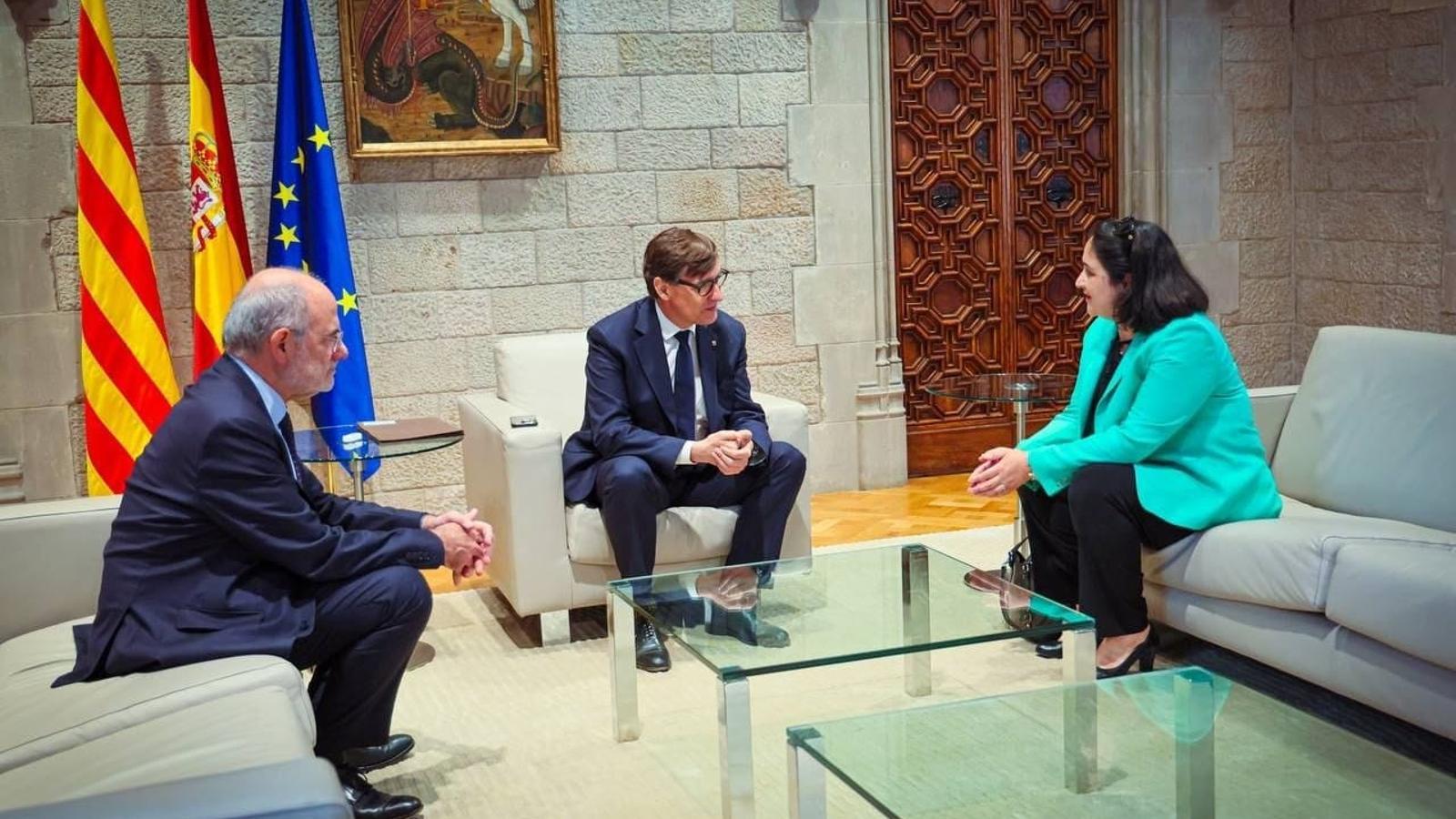 El presidente, Salvador Illa, con la cónsul general de Francia en Barcelona, Azar Agah-Ducrocq
