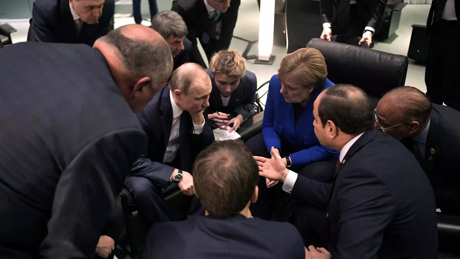Merkel, Putini i Al-Sissi discutint durant al cimera de Berlín, en una imatge difosa pel Kremlin.