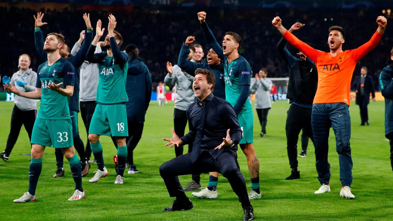 Els jugadors del Tottenham, amb Pochettino al centre, celebrant eufòrics el pas a la final de la Champions