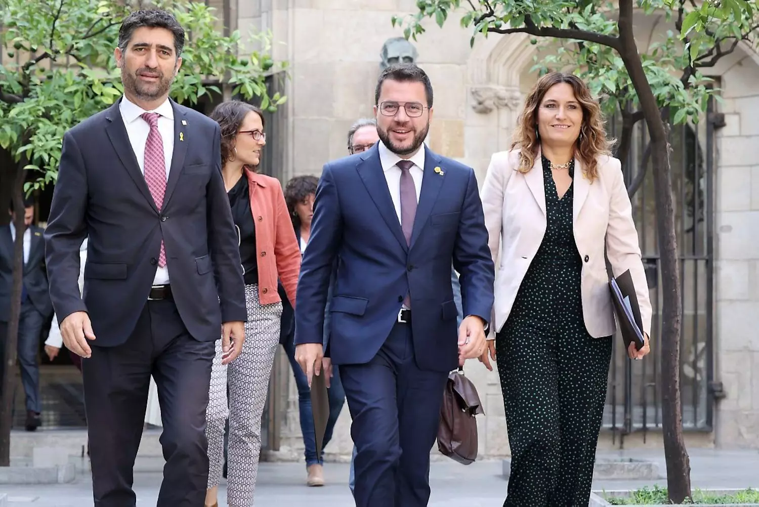 El president Aragonès i el vicepresident Puigneró arribant a una reunió del consell executiu.