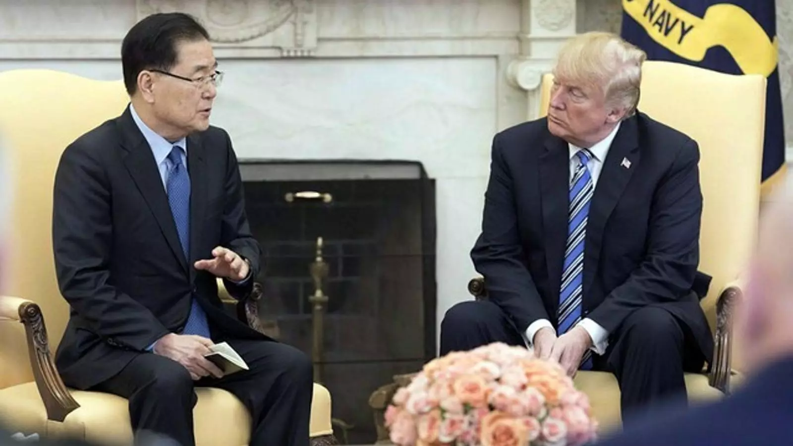 El president dels EUA, Donald Trump, amb el cap de la delegació de Corea del Sud, Chung Eui-yong.