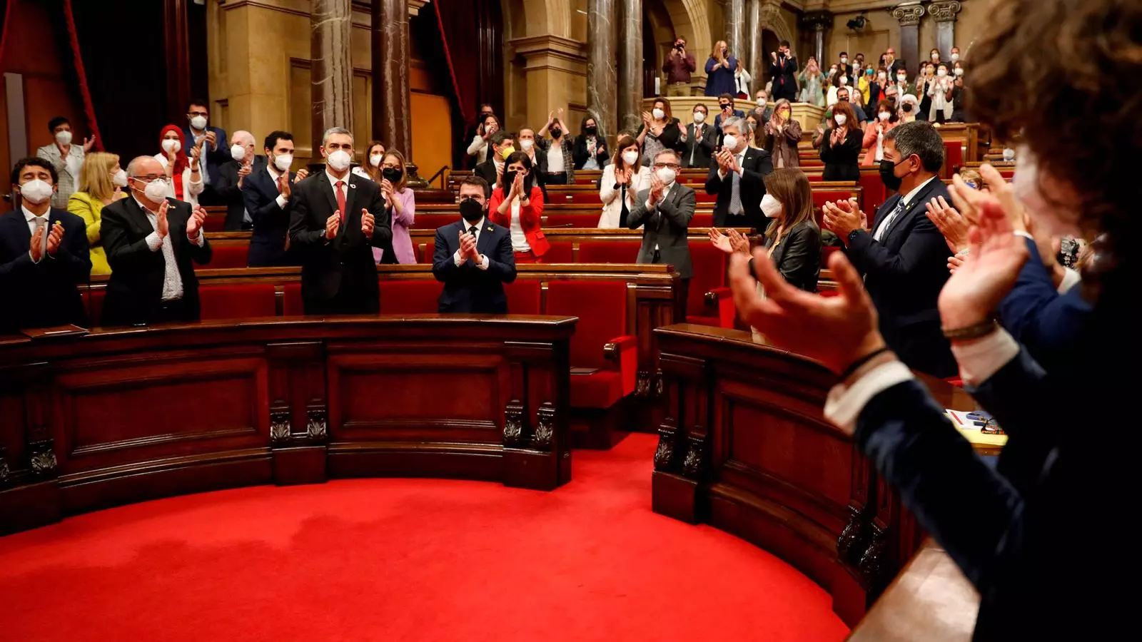 L'hemicicle aplaudint Pere Aragonés