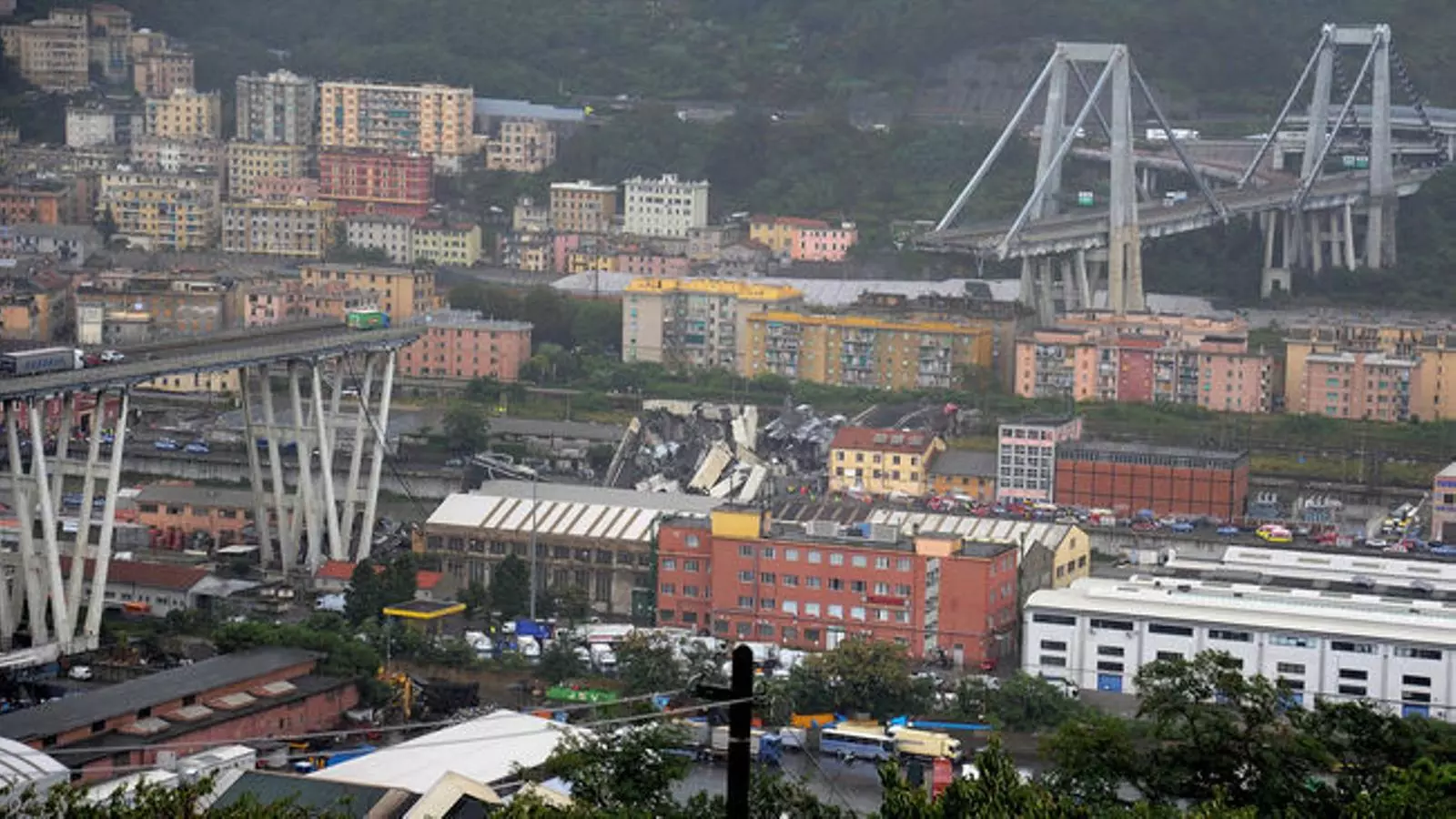Imatge del pont de Gènova hores després que s'esfondrés.