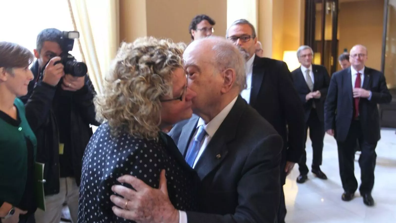 Jordi Pujol fa un petó a Marina Geli, diputada del PSC que ha trencat la disciplina de partit en la votació de la petició de la consulta al Congrés / XAVIER BERTRAL