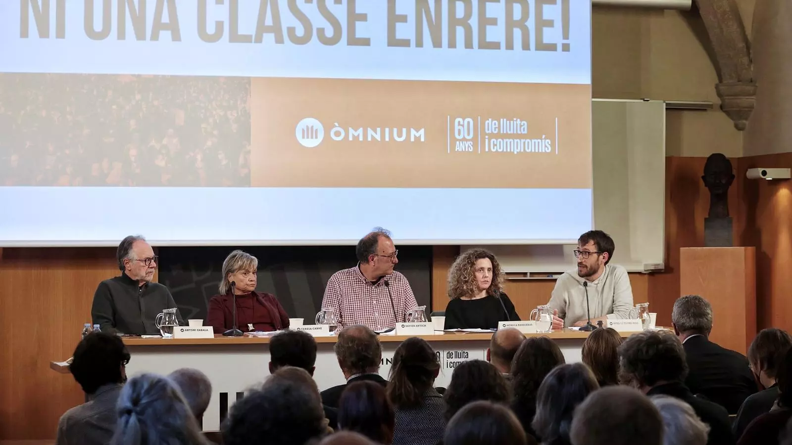 L'acte d'Òmnium ha reunit diversos experts en educació i llengua.