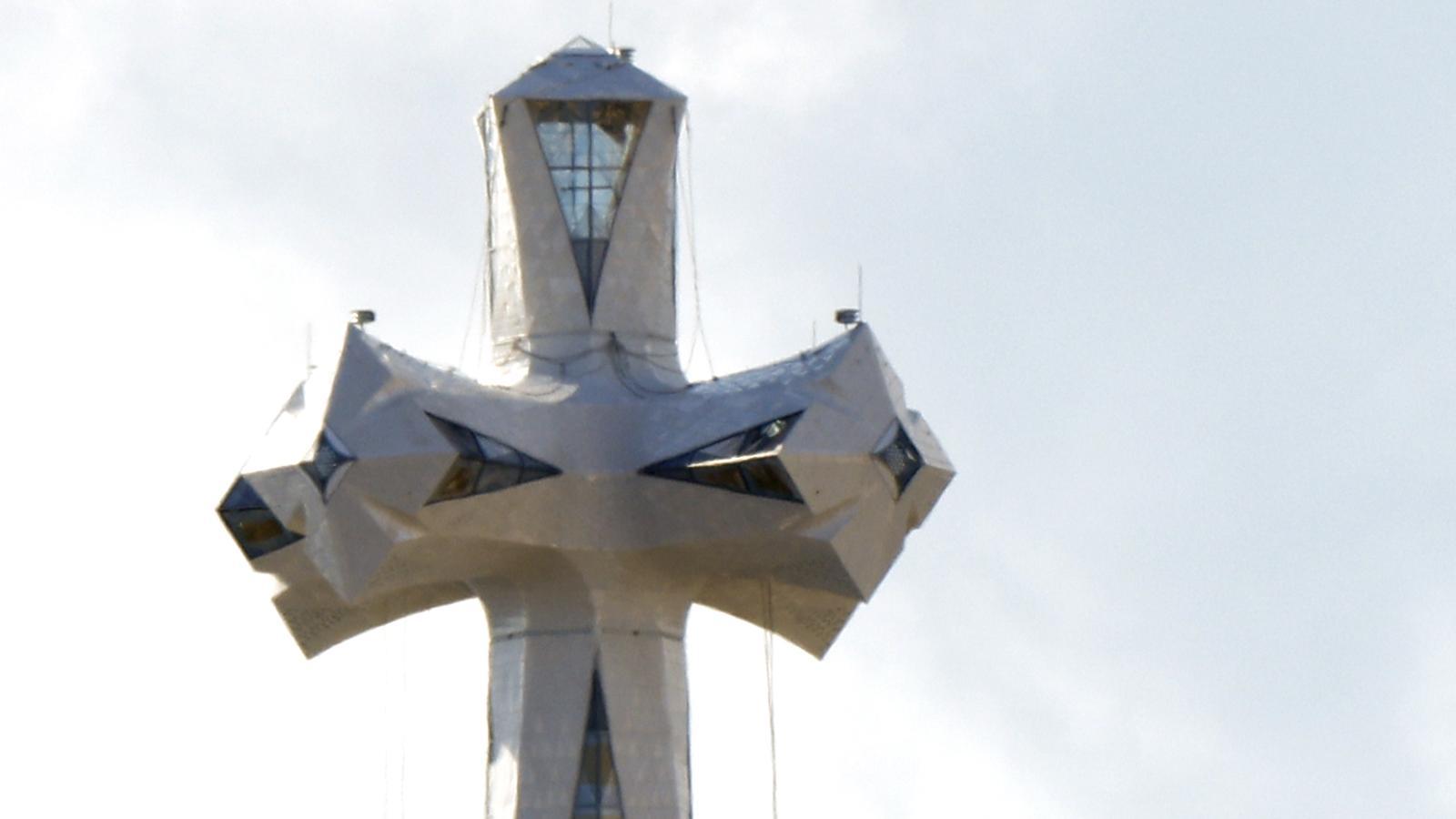 Detall de la creu de la Sagrada Familia sense la bastida