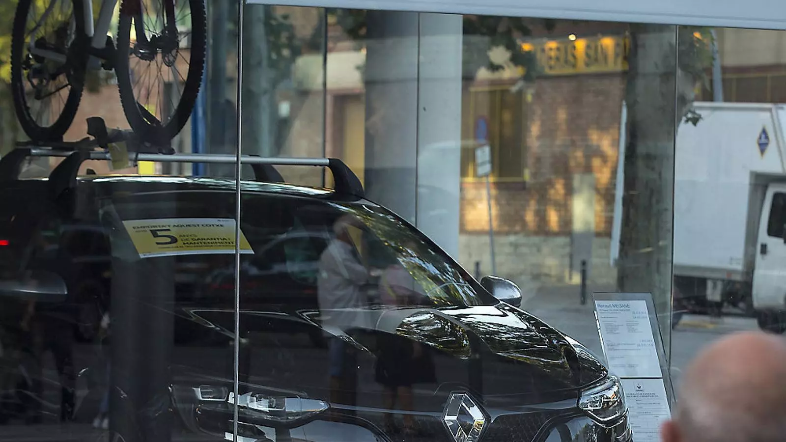 Un concessionari a Barcelona. Els vehicles són un dels béns que acostumen a finançar-se amb crèdits al consum.
