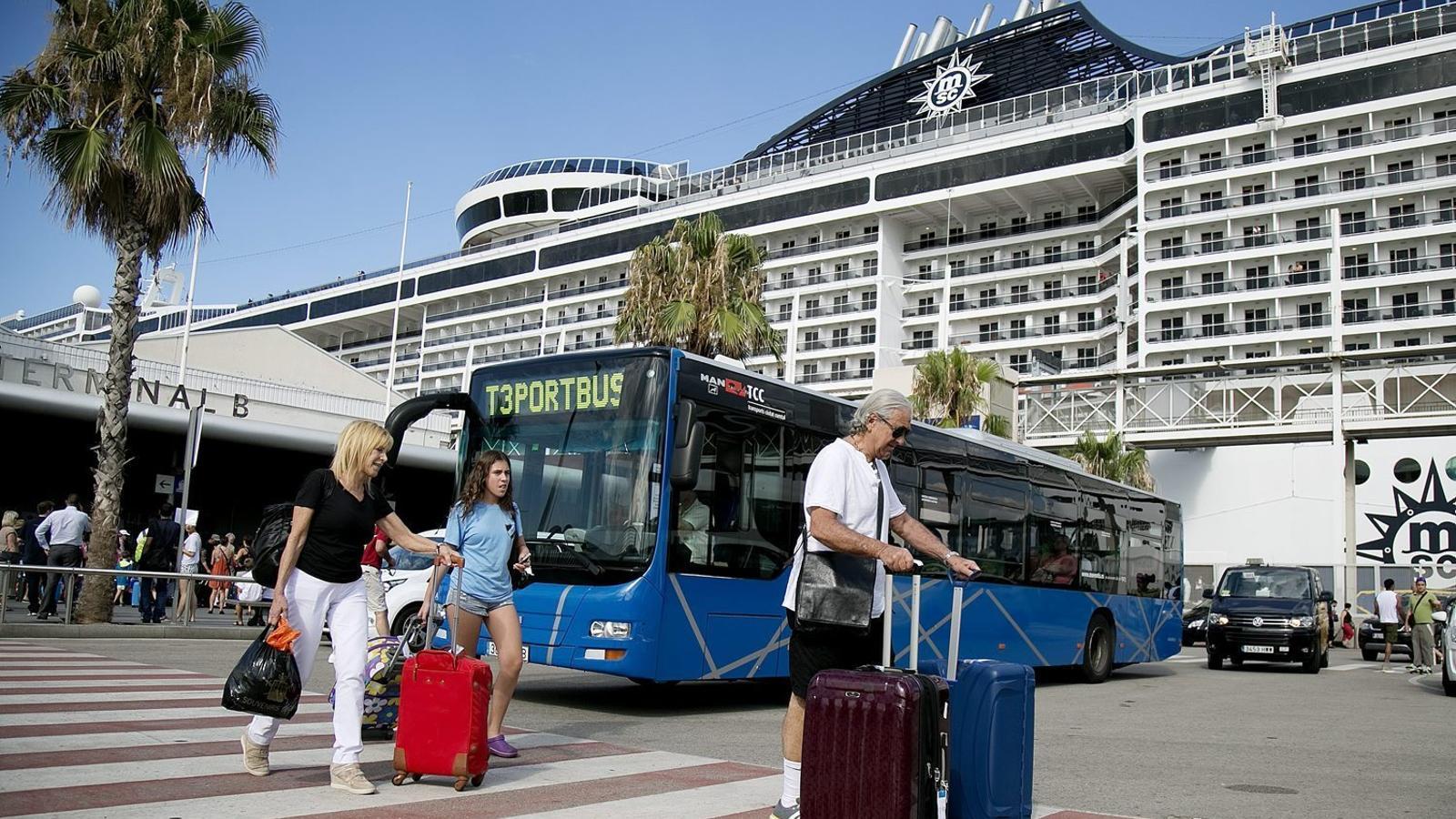 A group of cruise passengers from MSC Cruises arriving at the port of Barcelona.