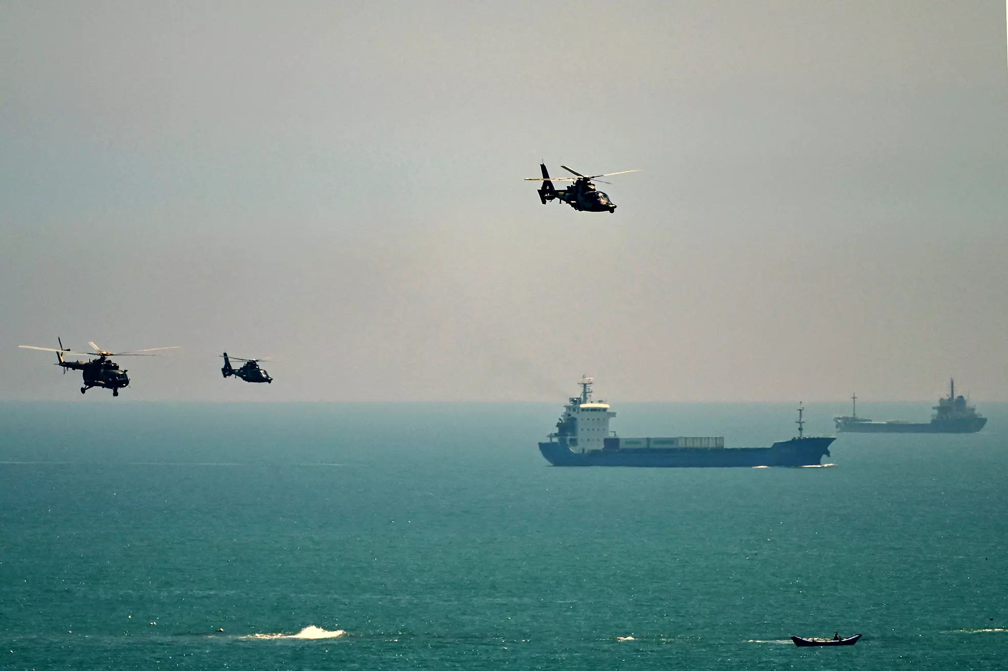 Helicòpters militars xinesos sobrevolen l'illa de Pingtan després de la visita de Nancy Pelosi