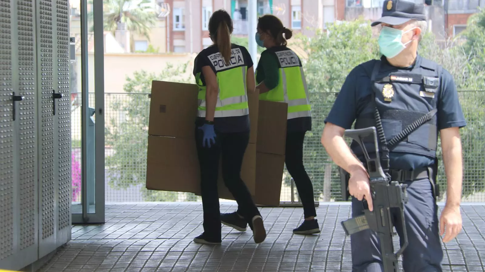 Operatiu policial durant l'escorcoll al Consell Esportiu l'Hospitalet, el 10 de juny del 2020.