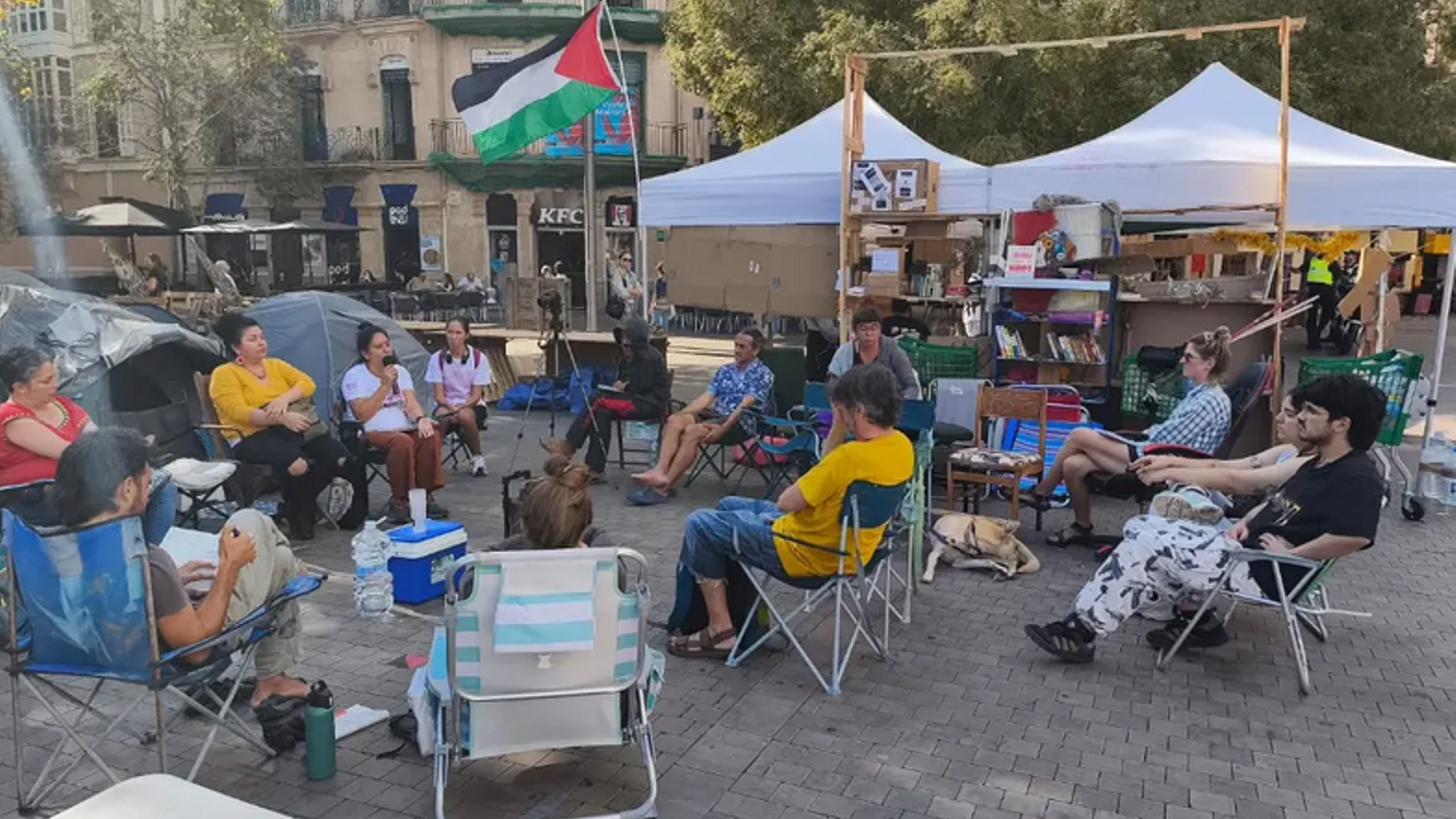 Membres de l'acampada per l'habitatge durant una trobada informativa aquesta passada setmana