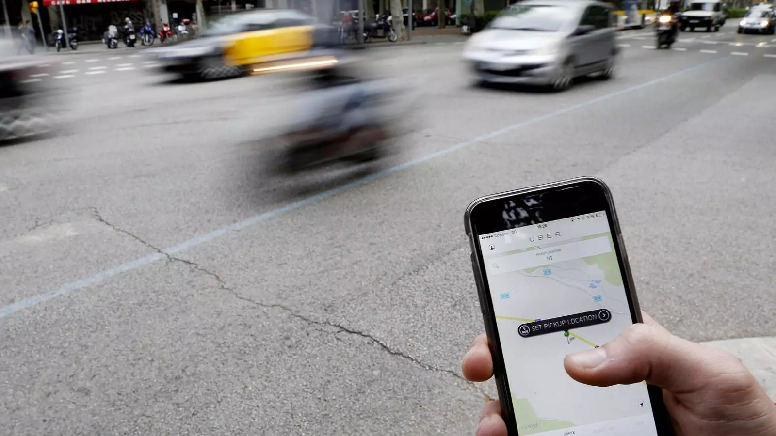 Un usuari fa servir l’aplicació d’Uber a Barcelona, on la companyia no opera actualment.