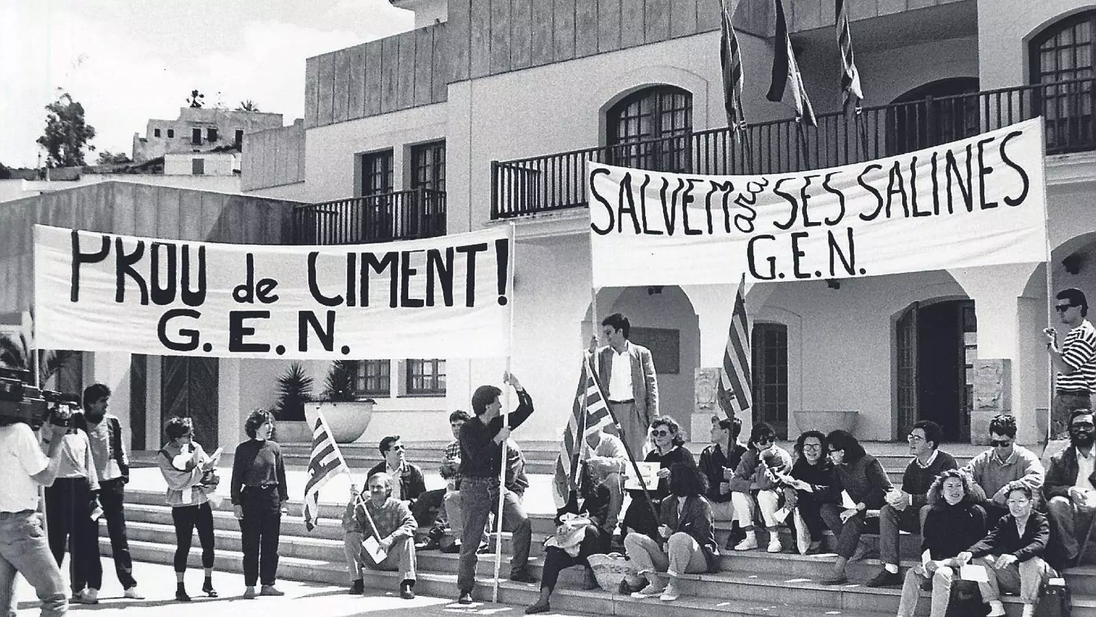 Concentració davant la seu del Conssell d’Eivissa i Formentera l’abril de 1990.