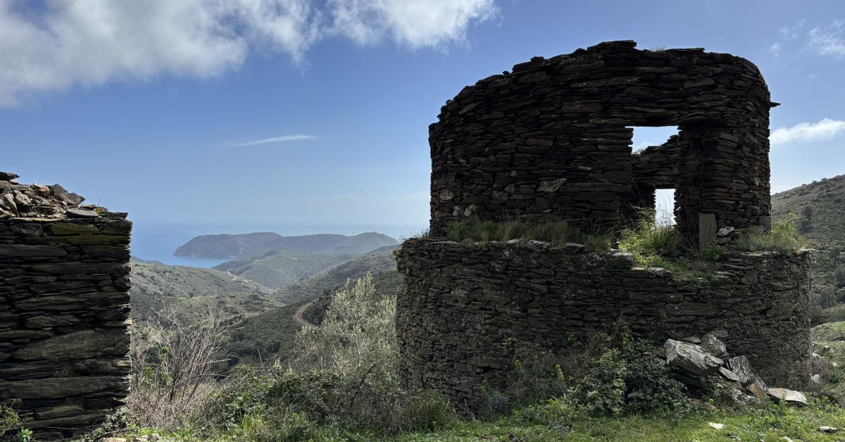 Enmig del monocultiu turístic de Cadaqués, Teresa Madrid i Pau López remen a contracorrent, amb la mirada posada en la resiliència dels avantpassats que habitaven el cap...