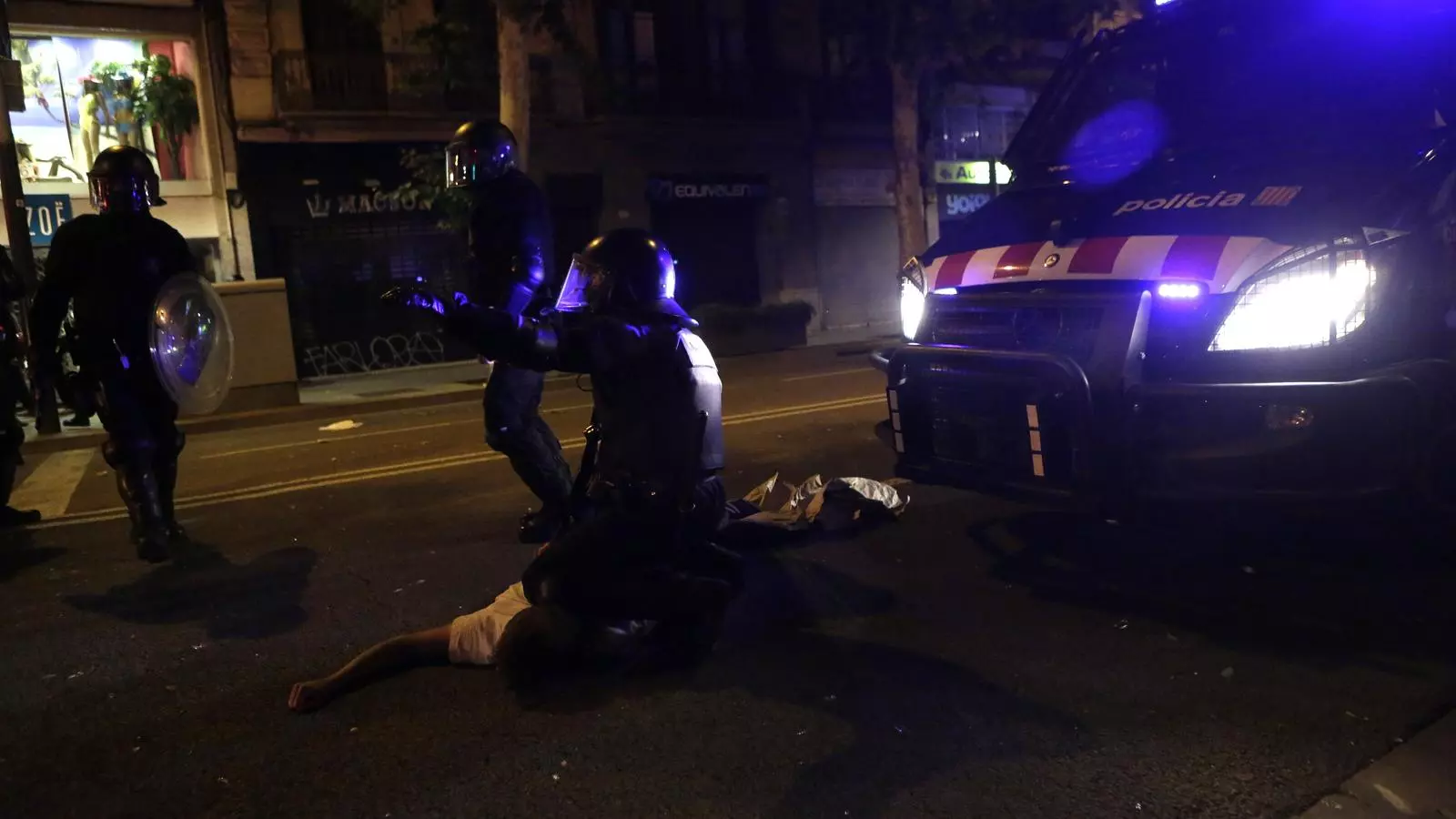 Els Mossos han detingut com a mínim tres persones en la quarta nit d'incidents per Can Vies a Sants / MANOLO GARCIA