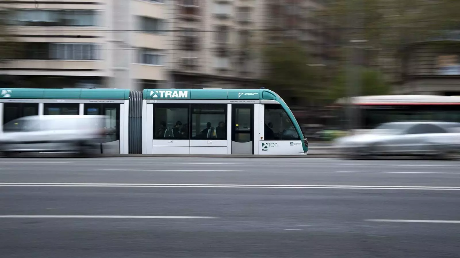 L’Ajuntament de Barcelona estudia la possibilitat de fer passar el tramvia pels carrils centrals de la Diagonal.