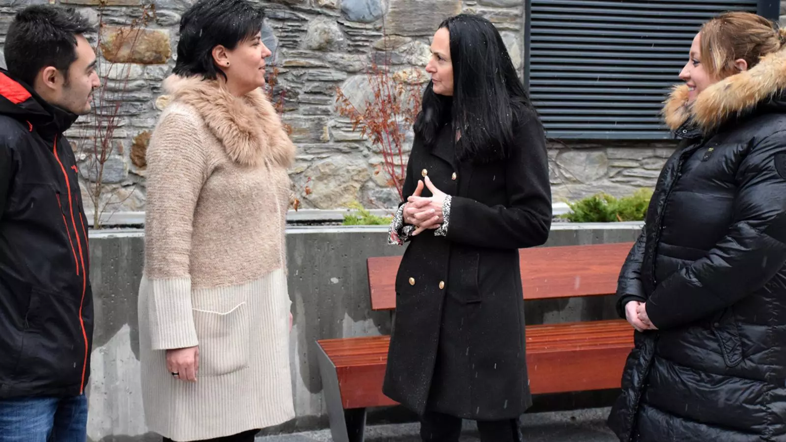 Alguns dels membres de la candidatura de CC+DA+L'A al carrer Major de La Massana. / T. N.
