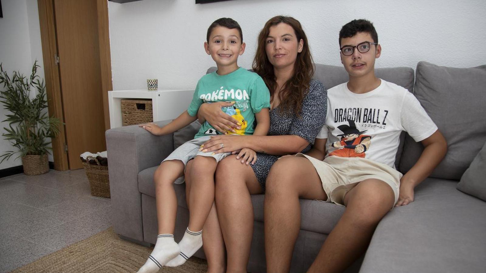Lluís and Izan with their mother.