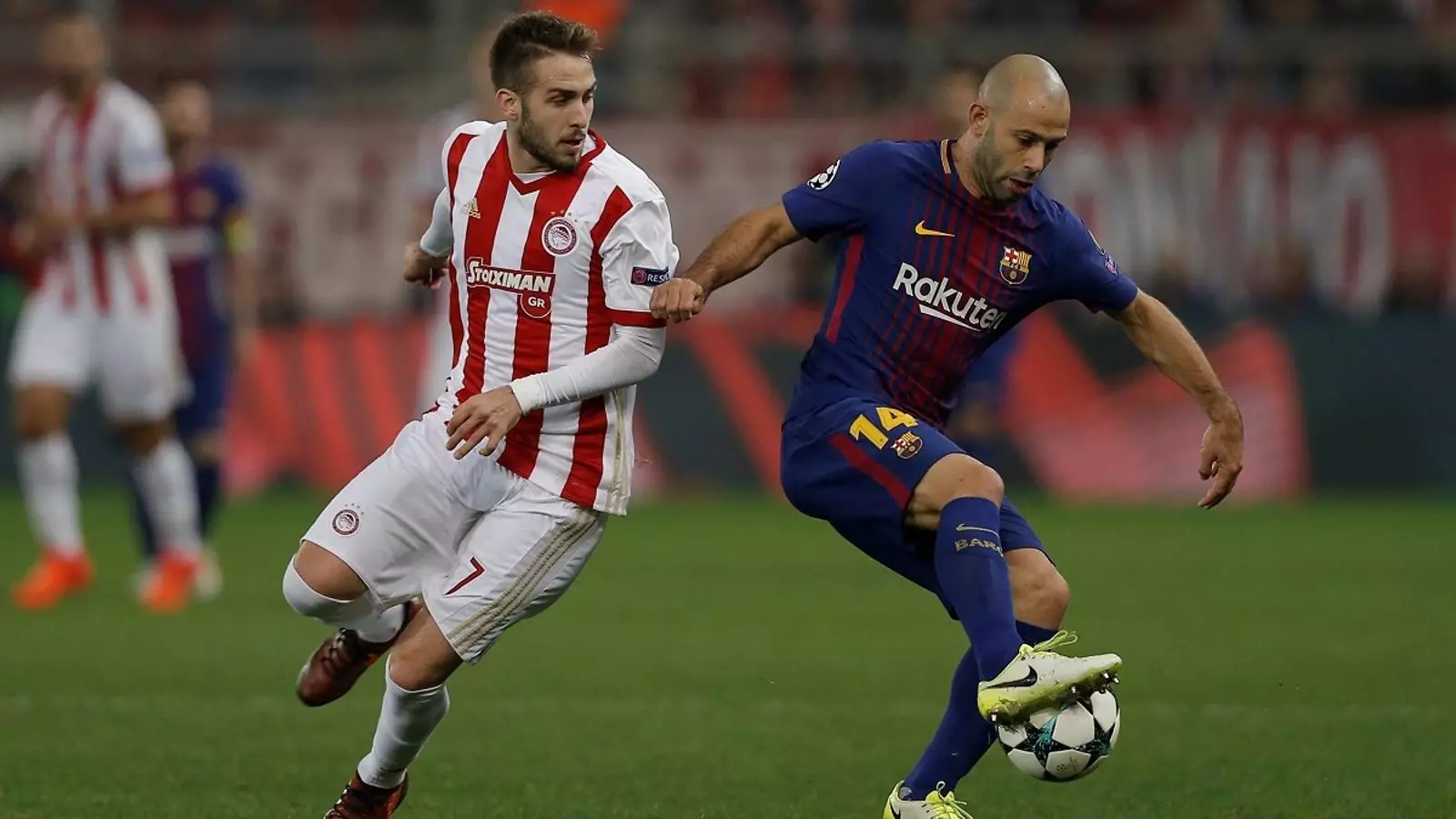 Javier Mascherano, lluitant una pilota amb el jugador de l'Olympiacos Kostas Fortounis