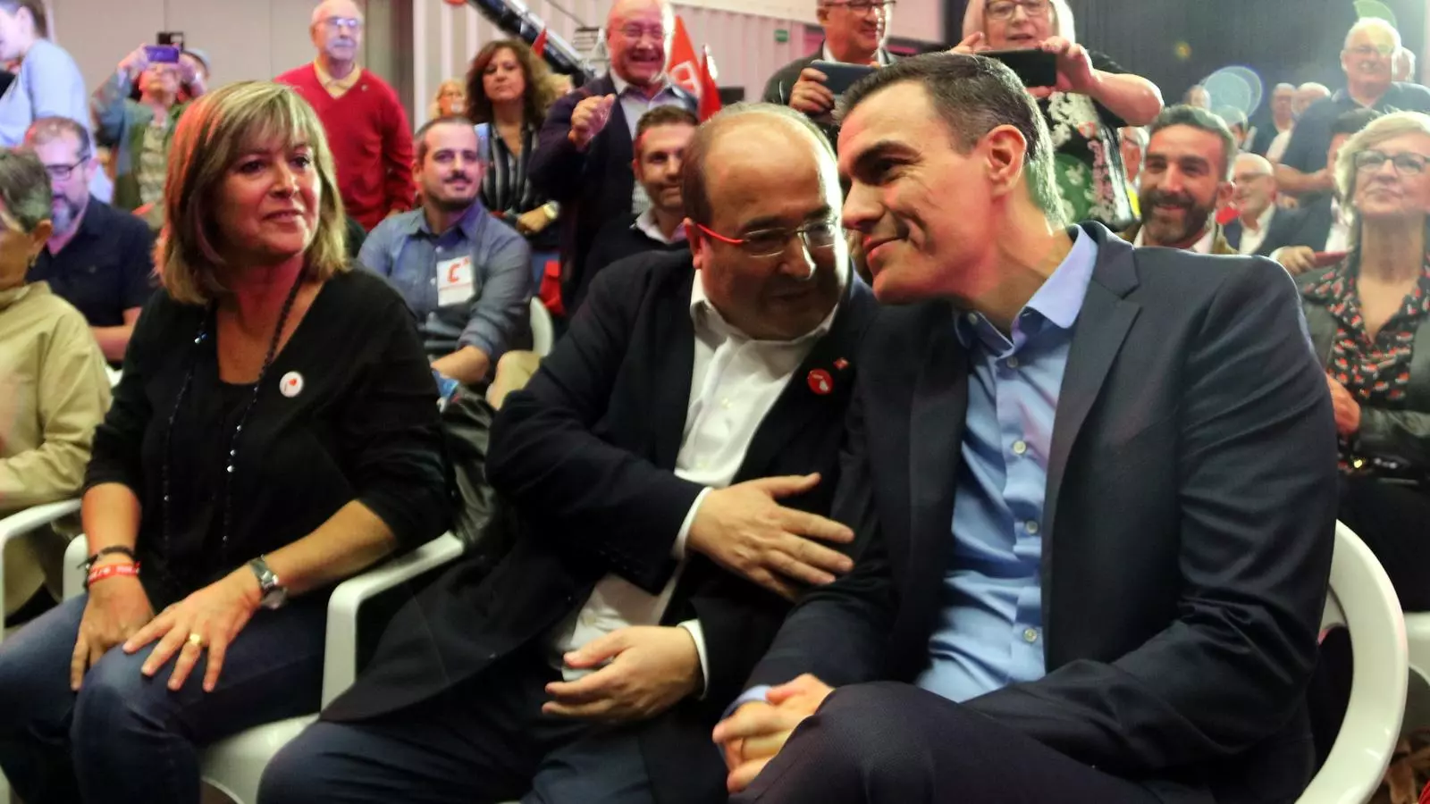 L'alcaldessa de l'Hospitalet de Llobregat, Núria Marín, amb el líder del PSC, Miquel Iceta, i el del PSOE, Pedro Sánchez