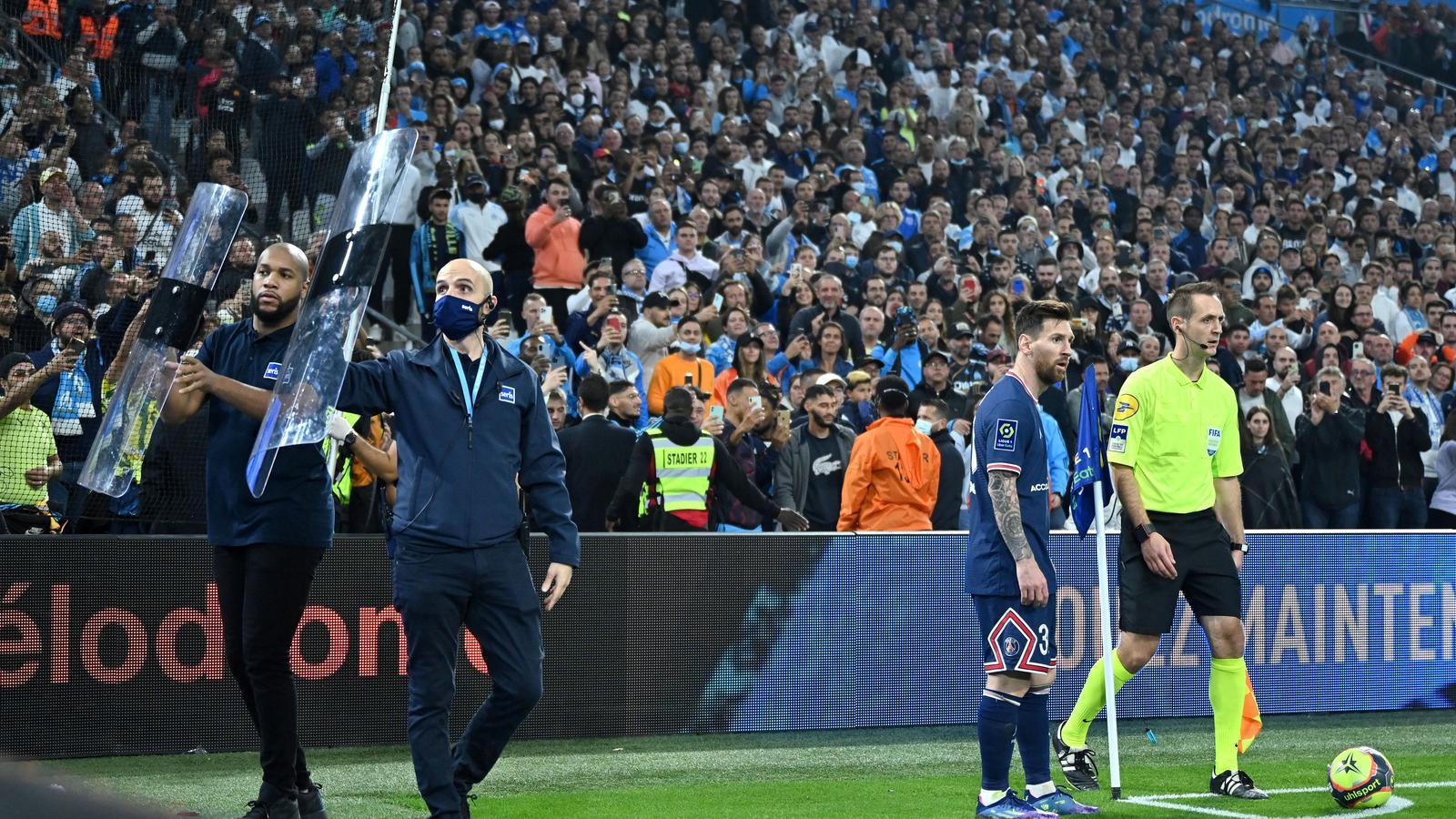 Dos membres de seguretat, protegint Leo Messi durant un partit entre l'Olympique de Marsella i el París Saint-Germain