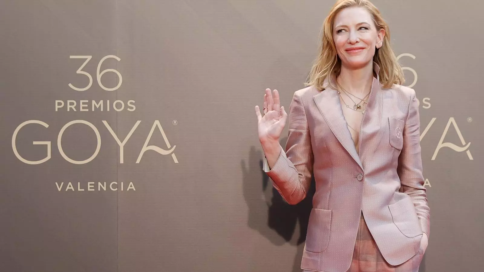 L'actriu Cate Blanchett posa per als fotògrafs moments abans d'oferir una conferència de premsa amb motiu del lliurament del primer premi Goya Internacional