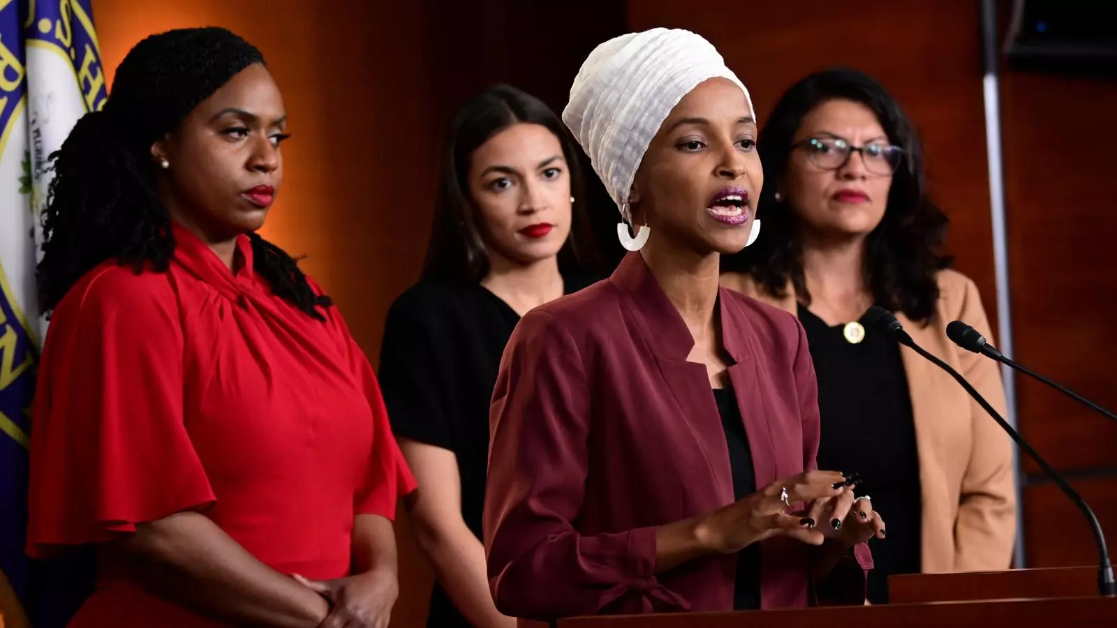 D'esquerra a dreta, Ayanna Pressley , Alexandria Ocasio-Cortez i Rashida Tlaib escoltant la intervenció d'Ilhan Omar a la compareixença conjunta